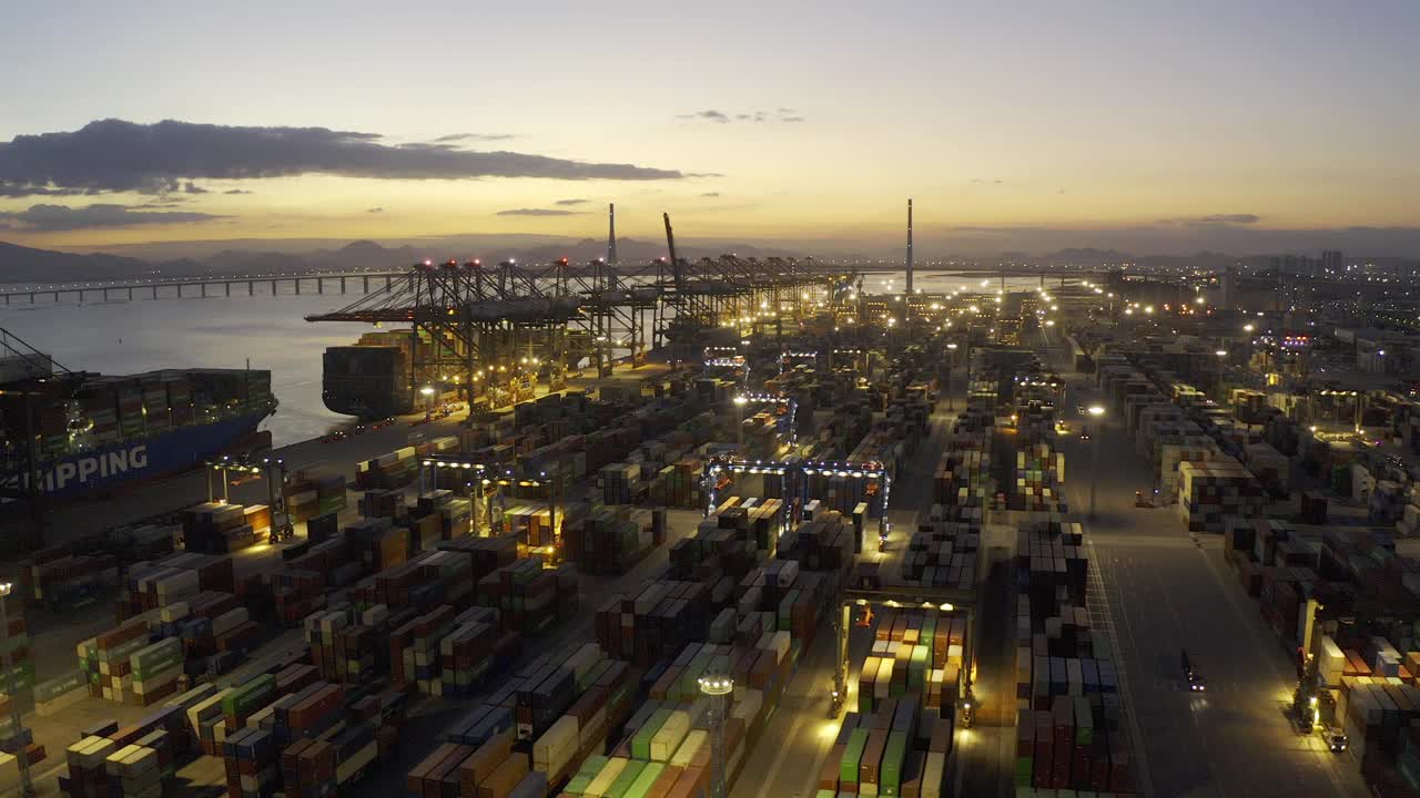 日落之后，灯火通明的大型商港码头依然繁忙视频素材