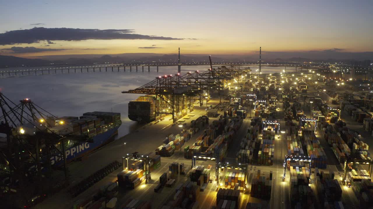 日落之后，灯火通明的大型商港码头依然繁忙视频素材