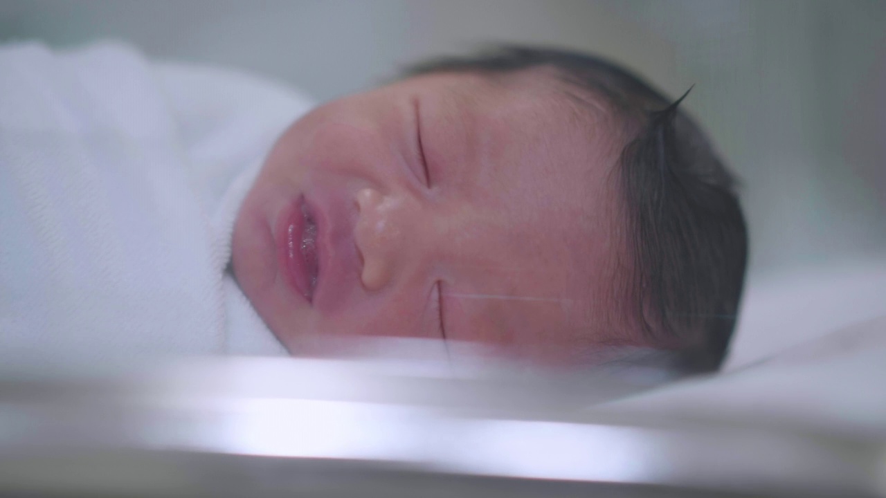 新生儿出生后在医院睡觉。视频素材