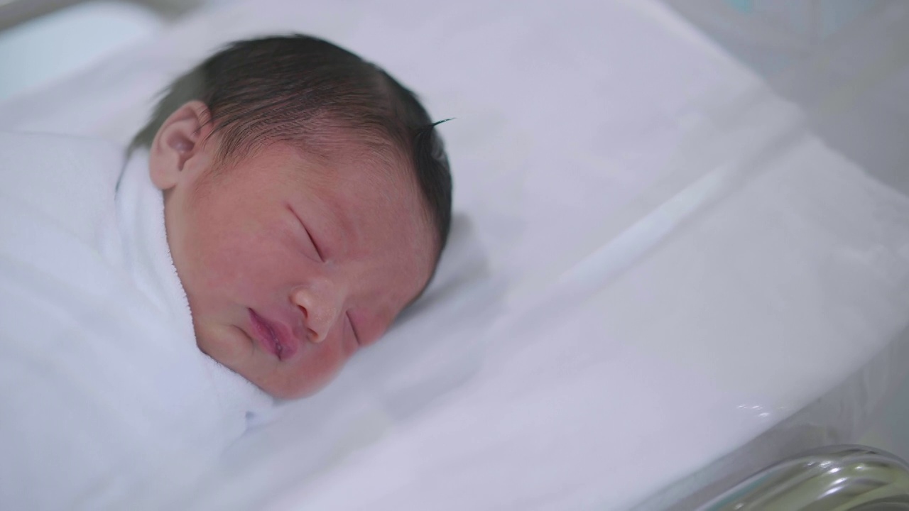 新生儿出生后在医院睡觉。视频素材
