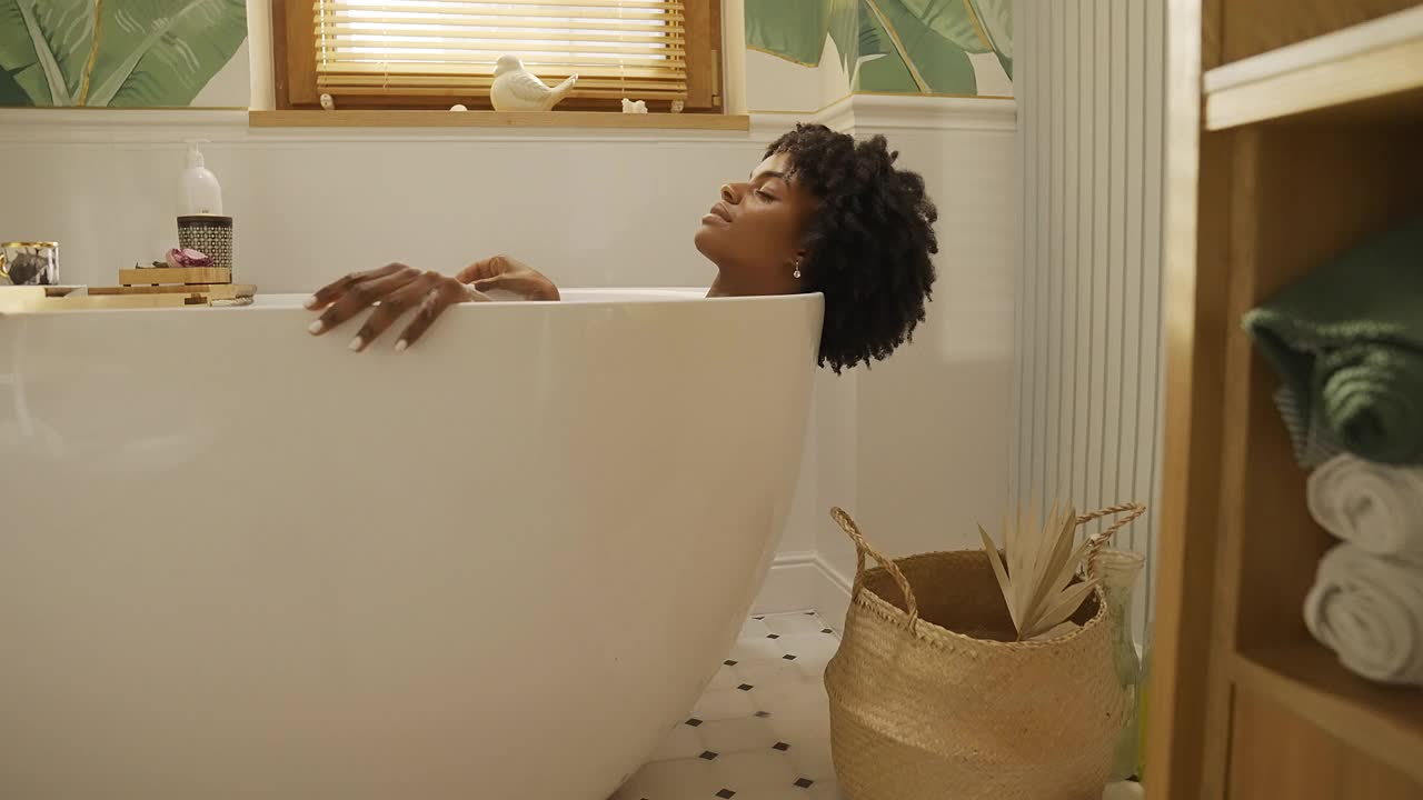 美丽的非洲民族妇女放松在现代浴室与音乐视频下载