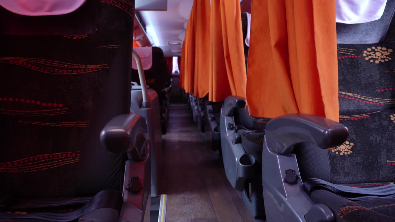 一辆跨省旅游巴士内的景色，有座位和窗帘视频下载