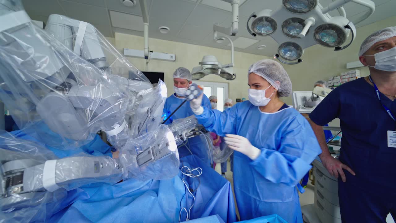 配备机械手臂的现代医疗设备。医学专家在手术室进行肿瘤切除手术时使用手术机器人。视频下载