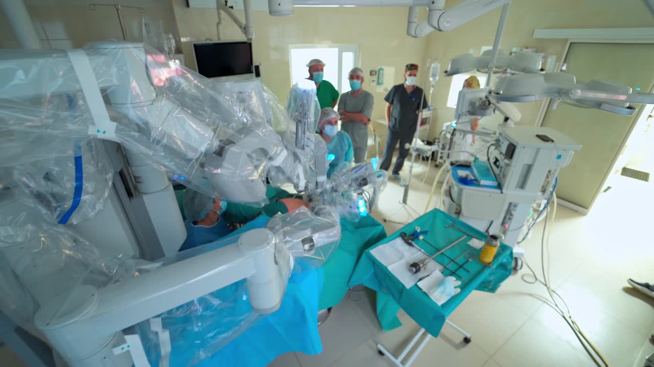 外科医生团队使用机器人设备进行手术视频下载