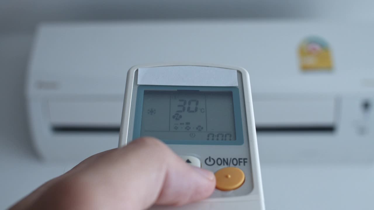 用遥控器将温度降低到25度。视频下载