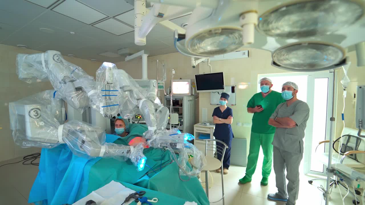 外科医生团队在手术过程中通过微创机器人手术视频下载