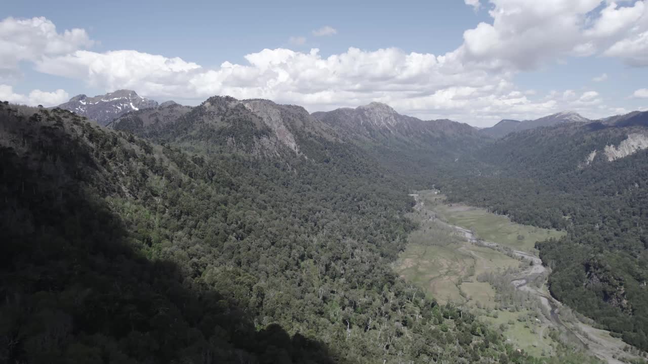 智利南部山谷的鸟瞰图视频素材