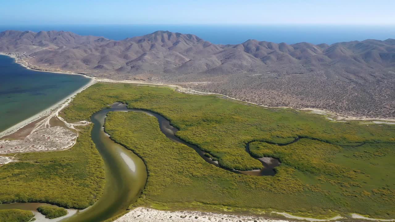 全景无人机视频的河流和山脉的马格达莱纳岛在马格达莱纳湾，下加利福尼亚Sur，墨西哥视频下载