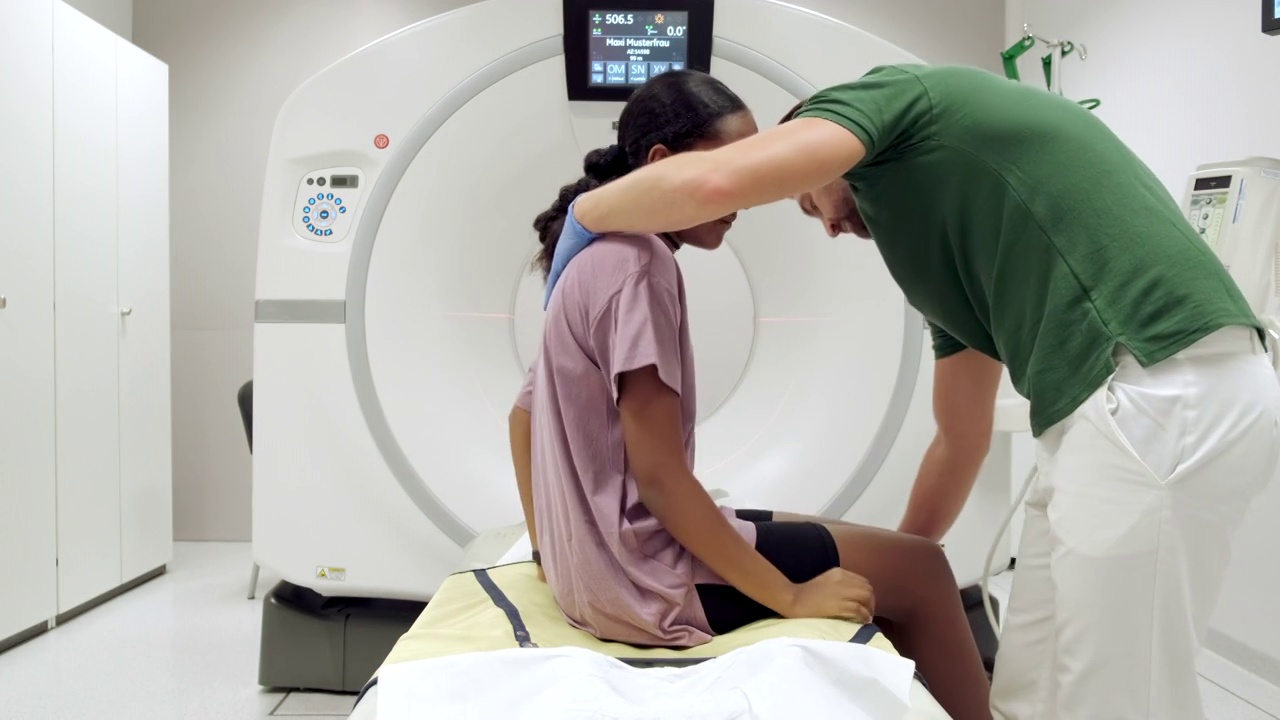 病人被放下在CT扫描机械床上视频素材