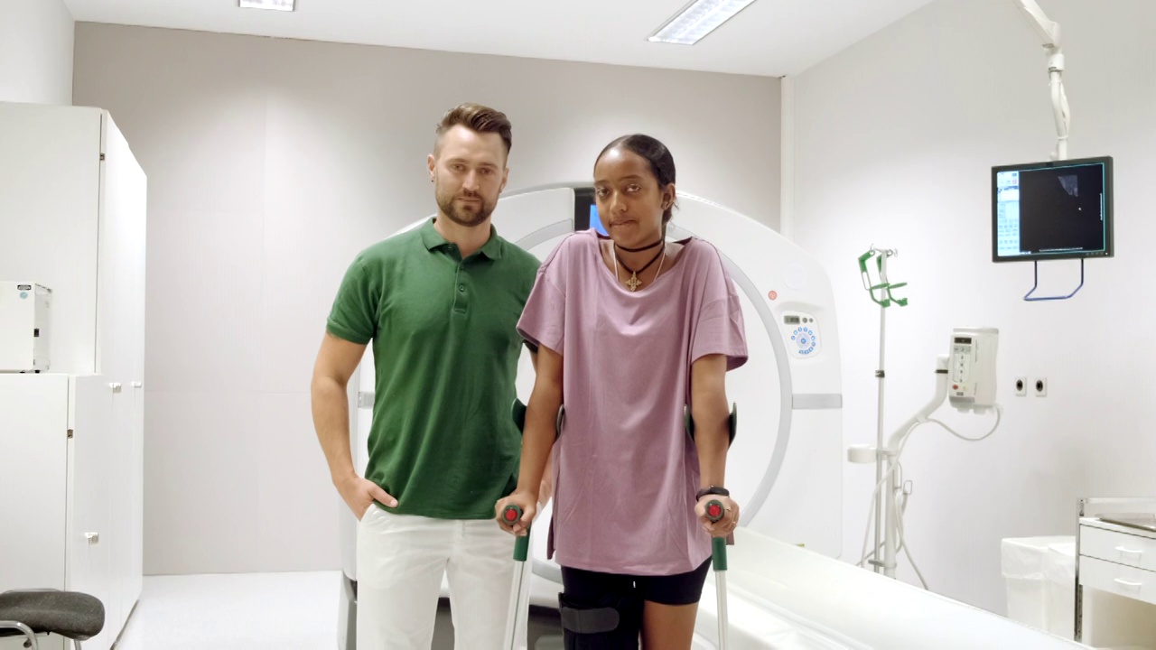 CT技术员与病人站在一起的照片视频素材