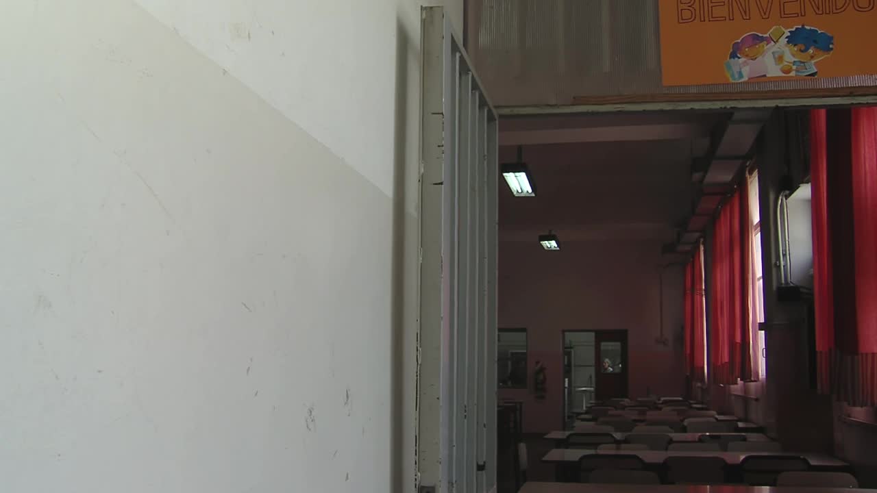 阿根廷布宜诺斯艾利斯，冠状病毒危机期间，学校食堂空无一人。视频素材