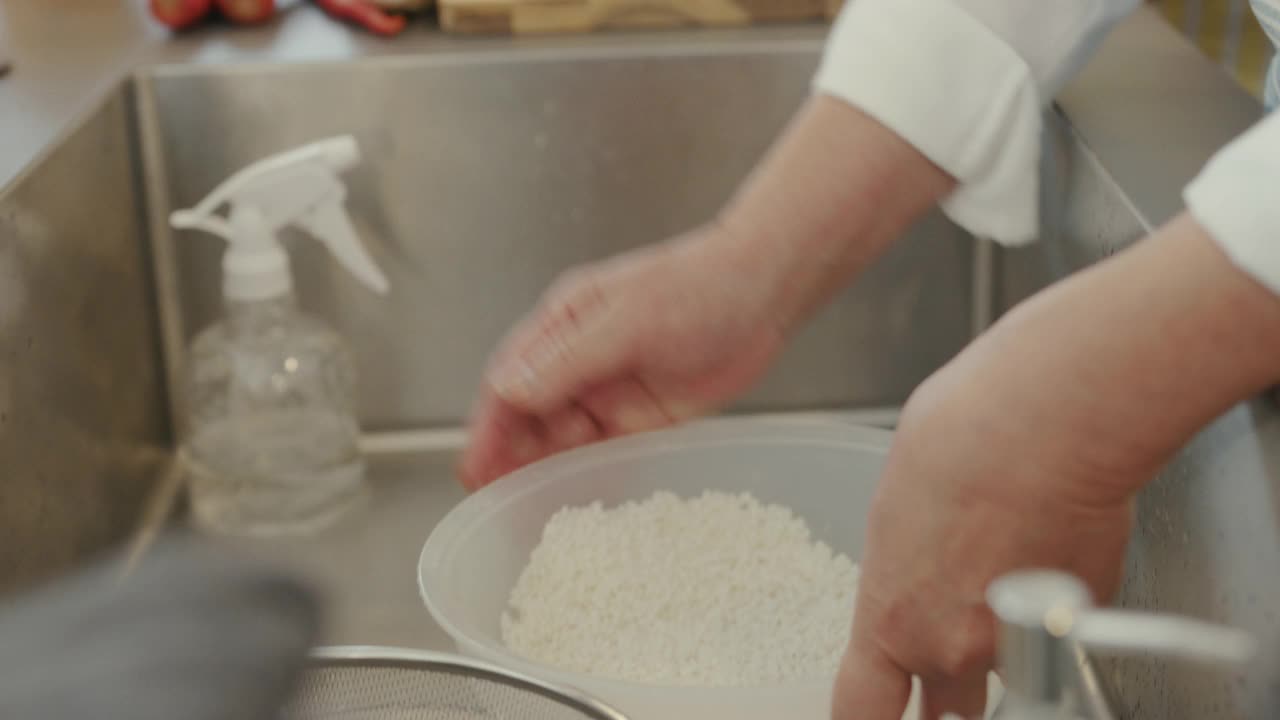 CU-洗米的年长妇女视频素材
