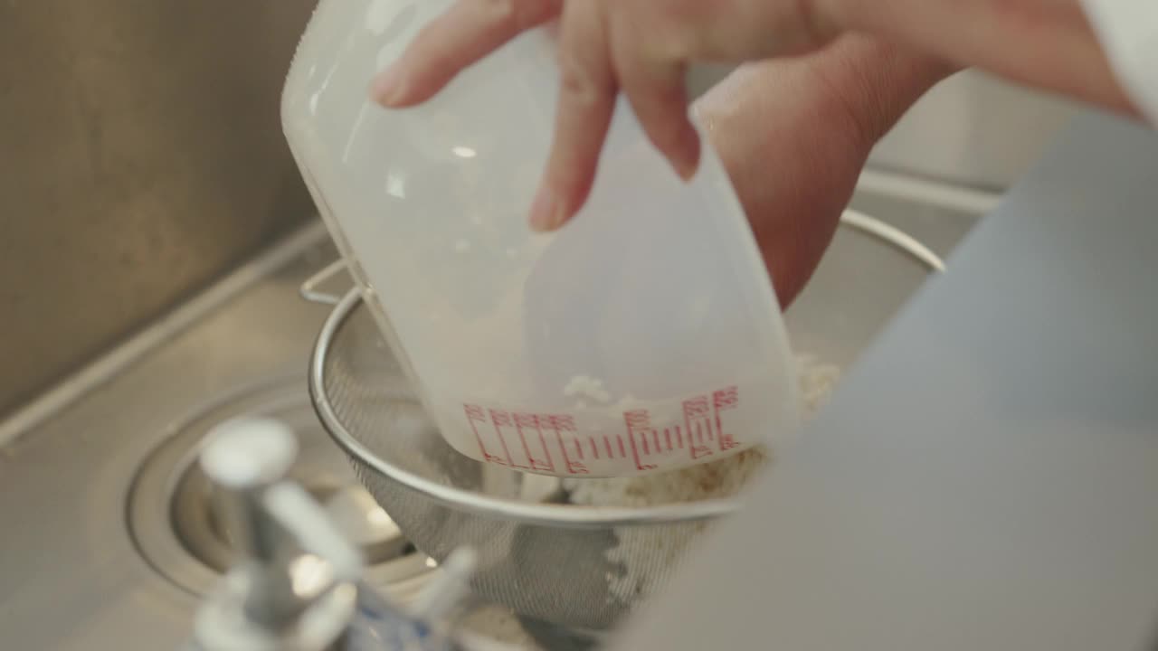 CU-洗米的年长妇女视频素材