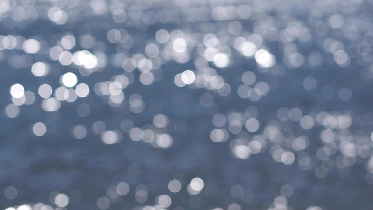 模糊的蓝色阳光河水4k视频背景视频素材