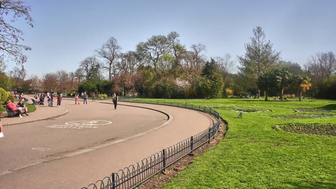 一整年的时间流逝，穿越伦敦维多利亚公园的四季视频素材