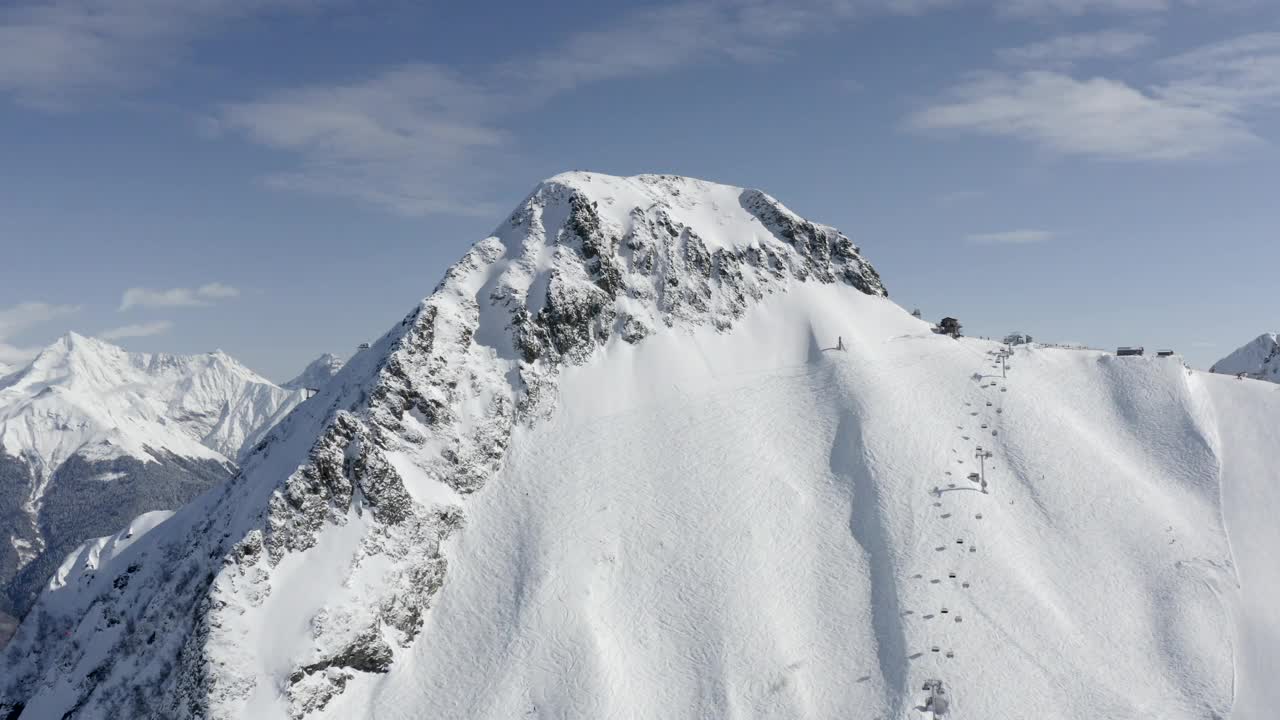 鸟瞰图飞行坡道滑雪胜地红波利亚纳滑雪道，升降机到登上黑金字塔视频素材