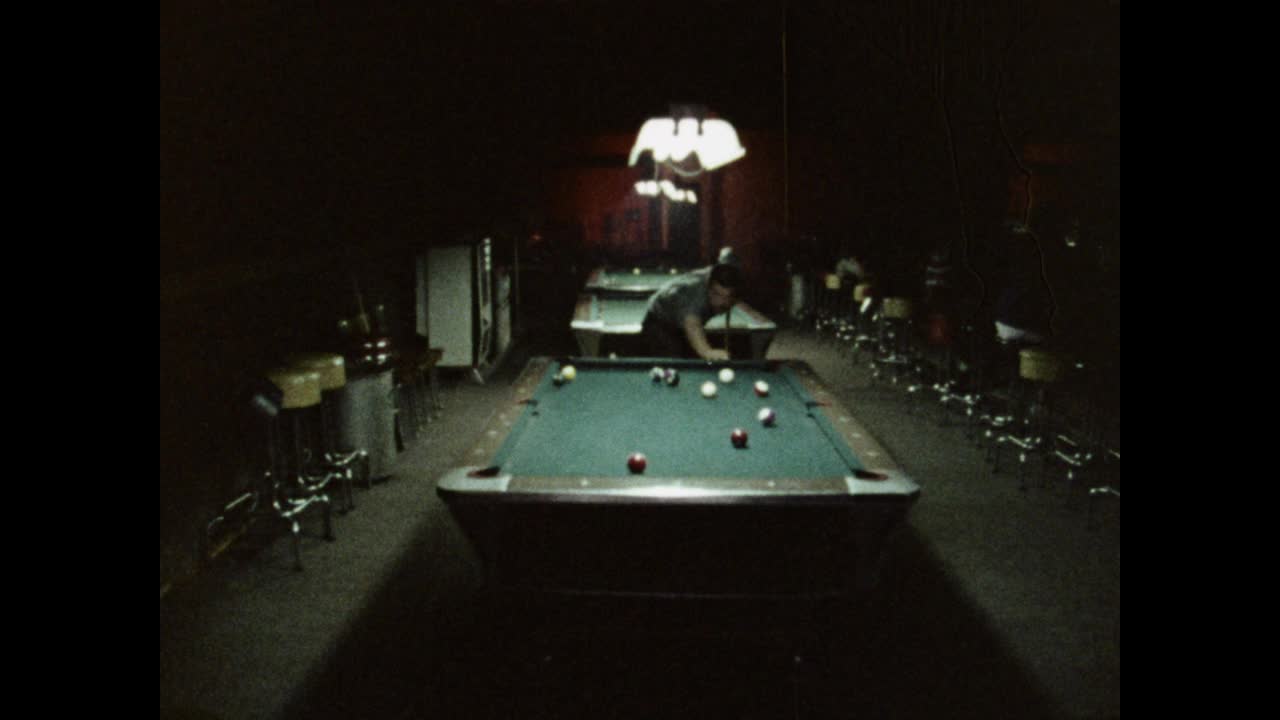 男人在昏暗的光线下打台球;1969视频下载