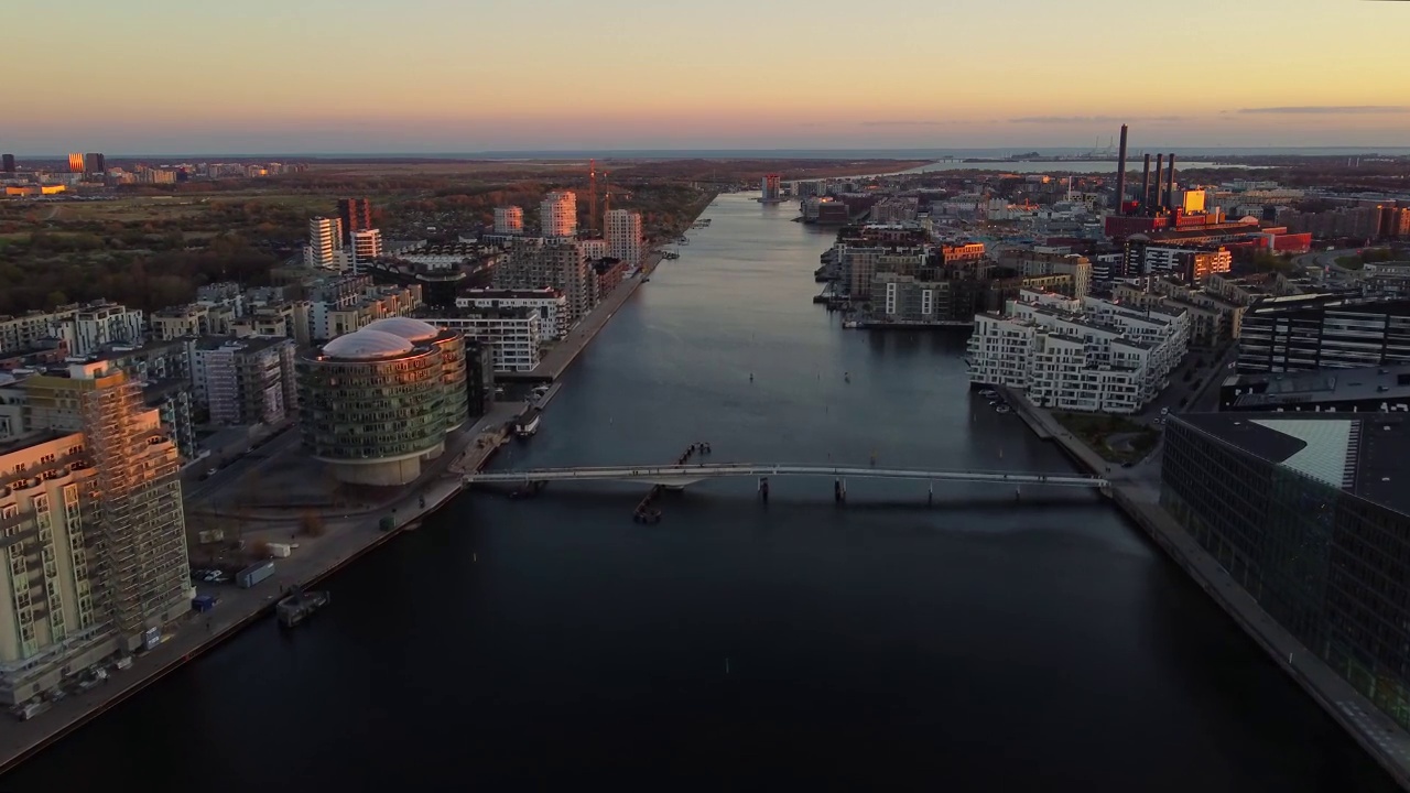哥本哈根城市景观:海边的现代建筑视频下载