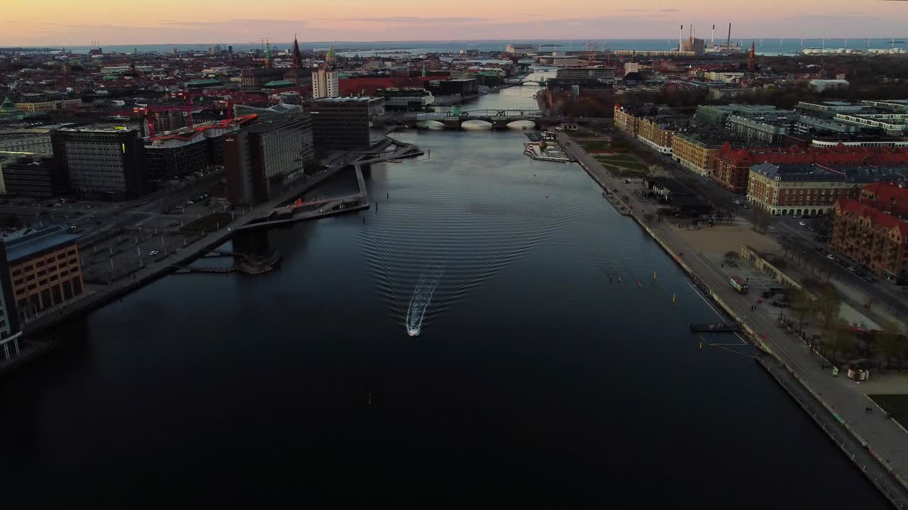 哥本哈根城市景观:海边的现代建筑视频下载