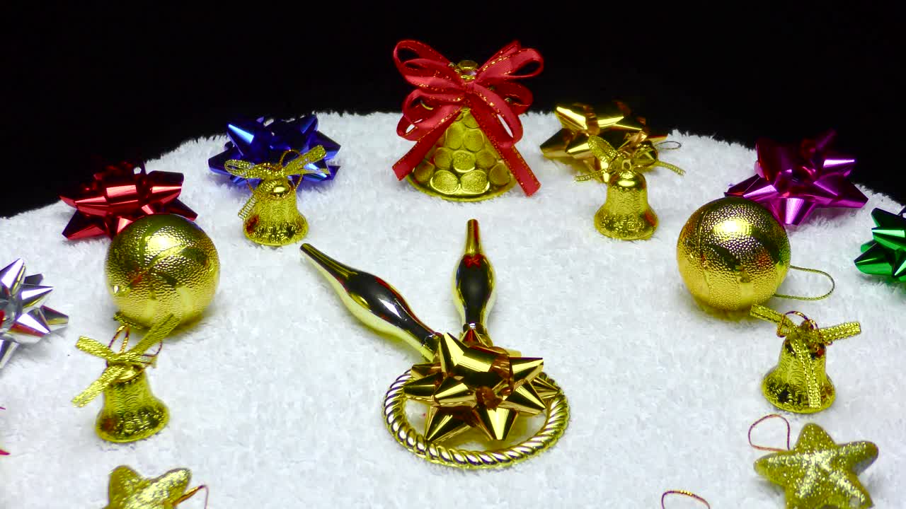 圣诞动态特写彩色圣诞玩具和白色封面上的装饰品视频下载