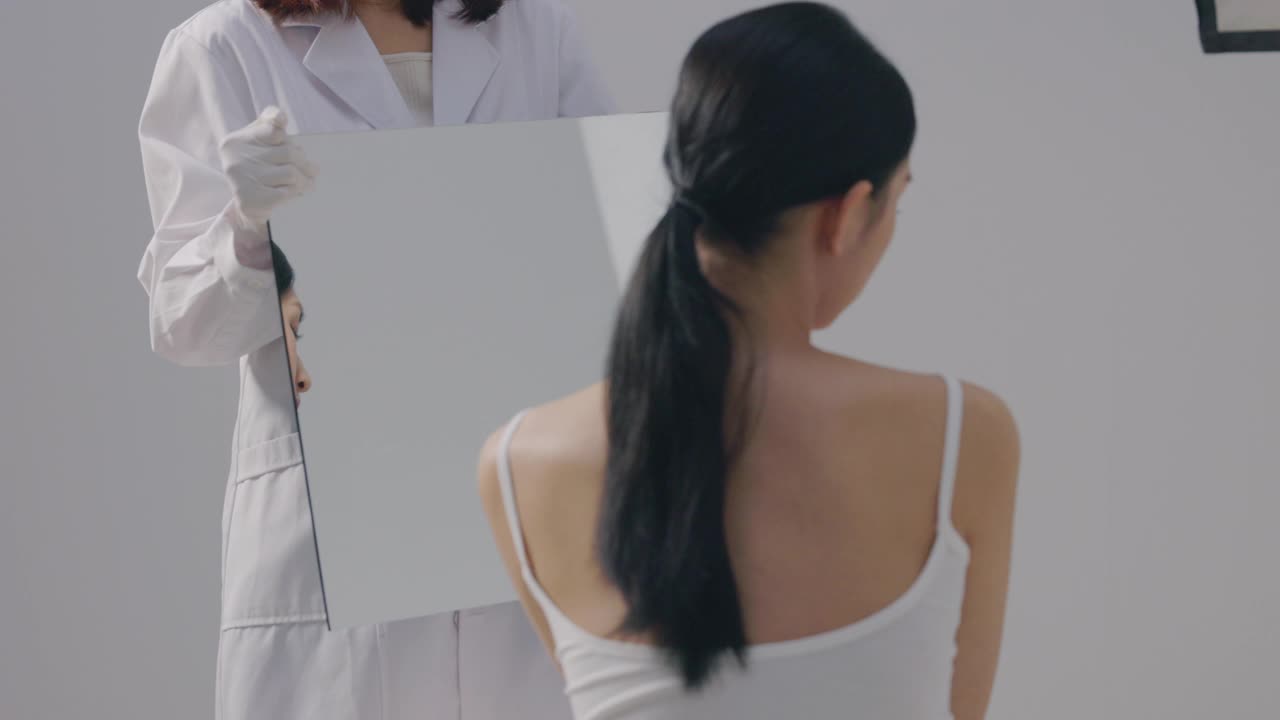 美丽的女人照镜子视频素材