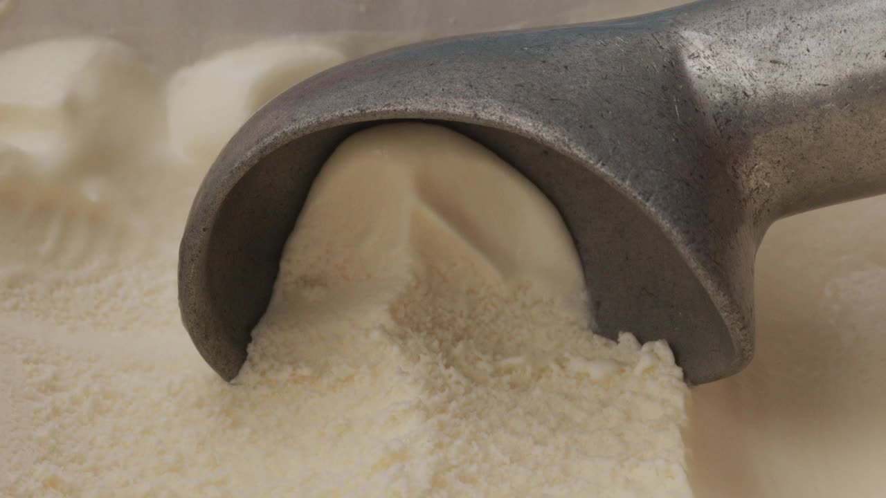 用勺子舀一勺香草冰淇淋。视频素材