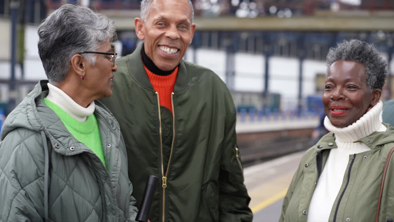 微笑的年长朋友在火车站聊天视频素材