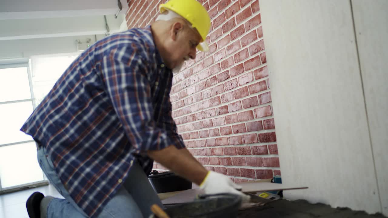 建筑工人或灰泥浇注工。视频下载
