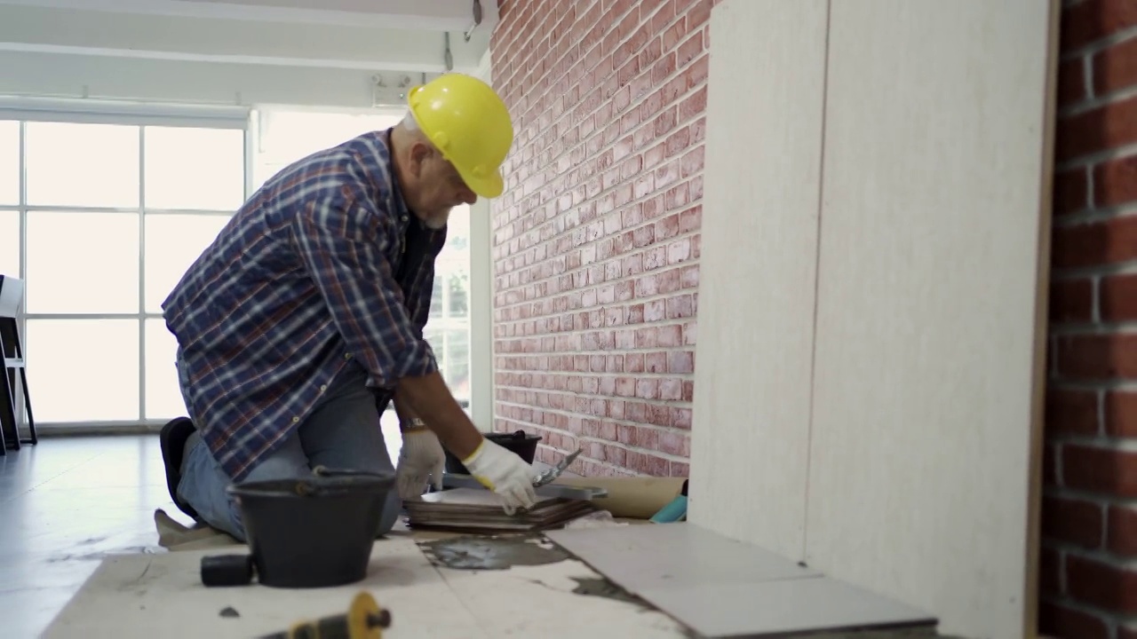 建筑工人或灰泥浇注工。视频下载