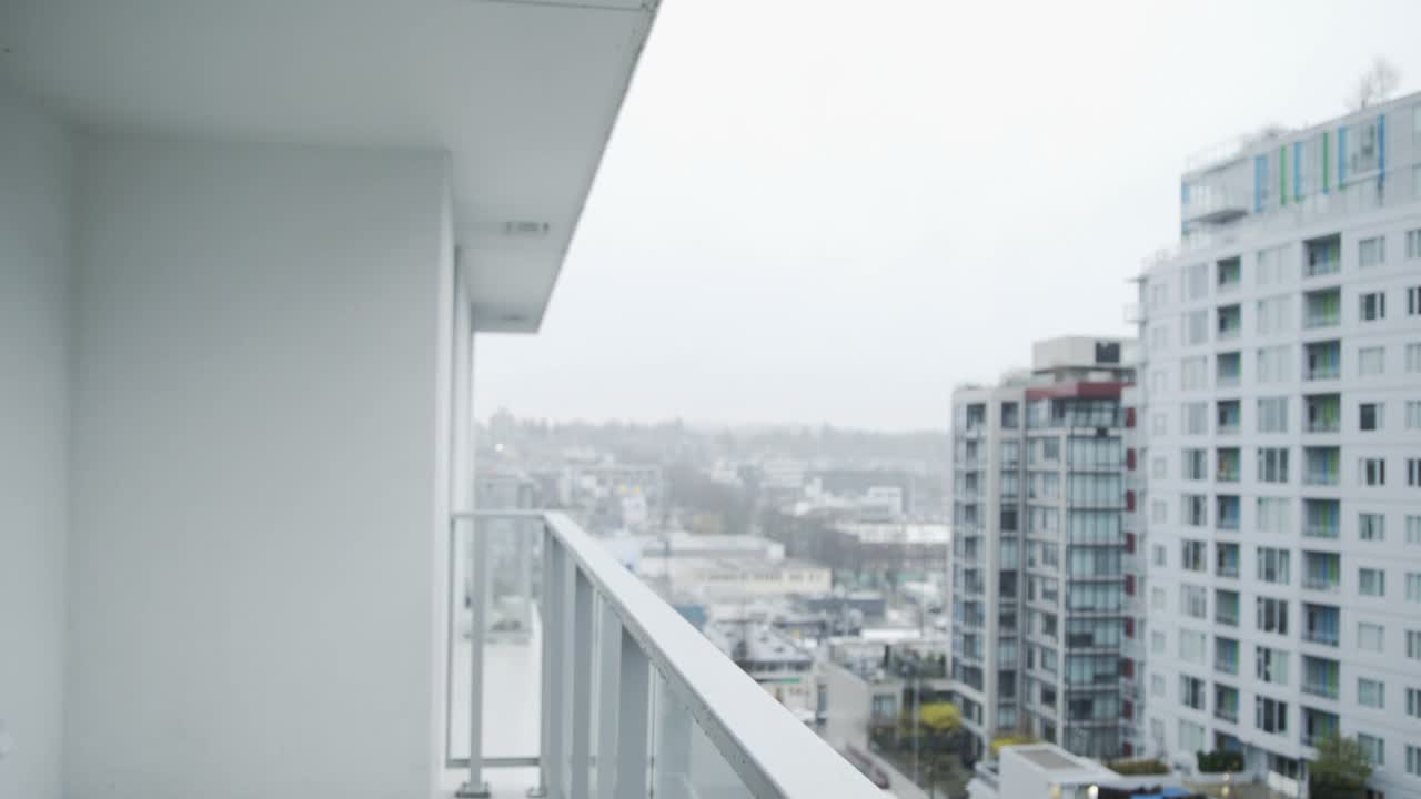 一个白人男子在他公寓的阳台上视频素材