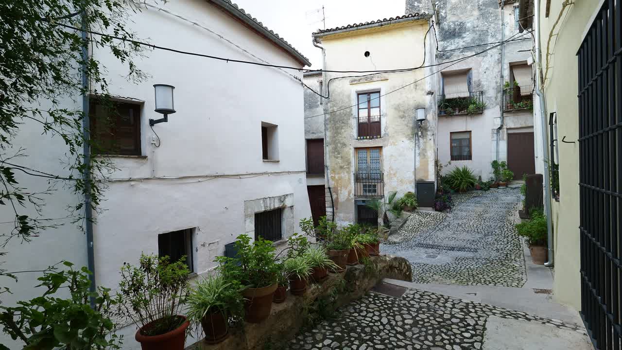 一个有着中世纪建筑的小镇狭窄的街道。视频下载