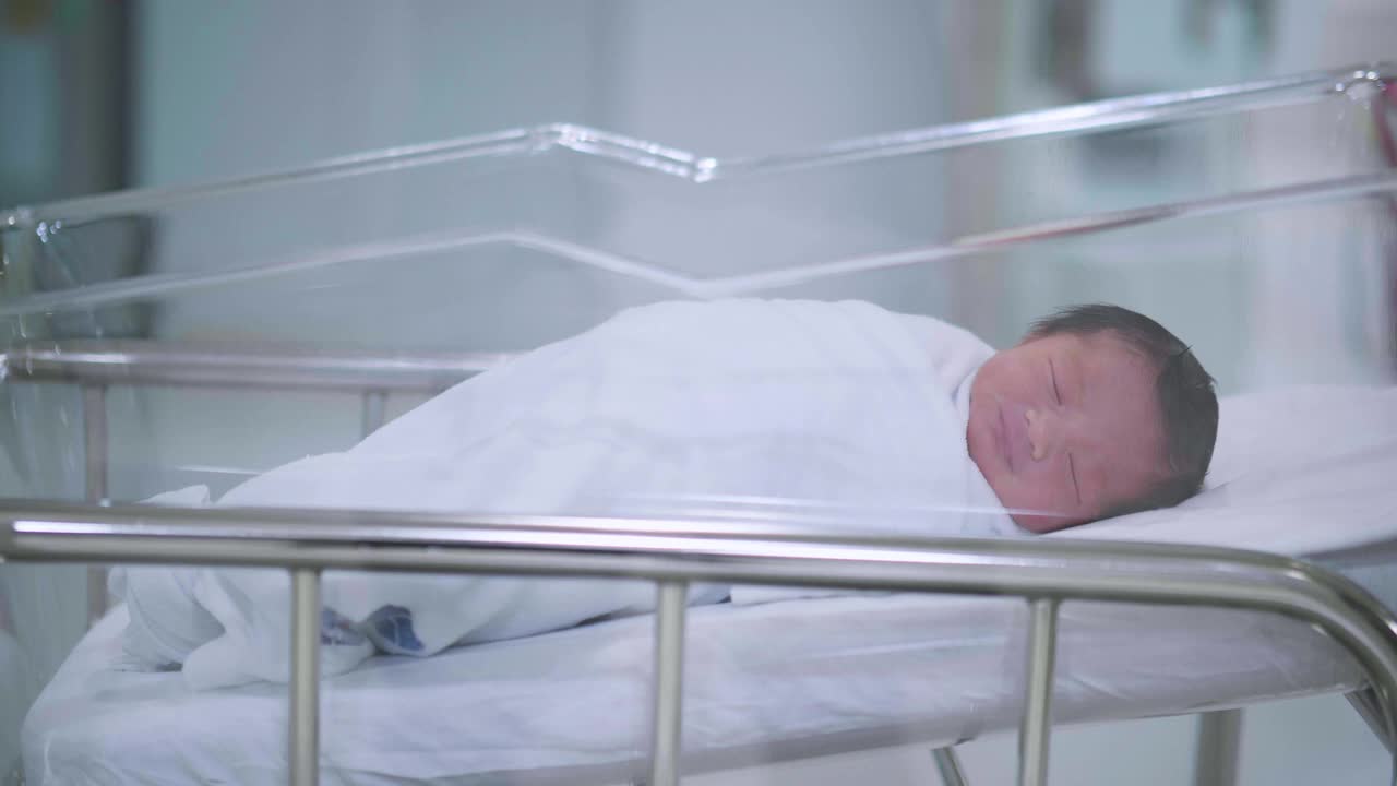 新出生的婴儿。视频素材