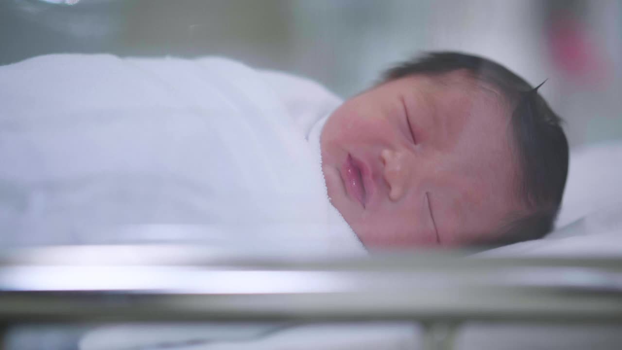 新出生的婴儿。视频素材