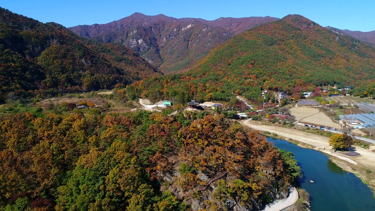 图为韩国庆尚北道尚州市模洞郡玉洞书院、山和村的风景视频下载