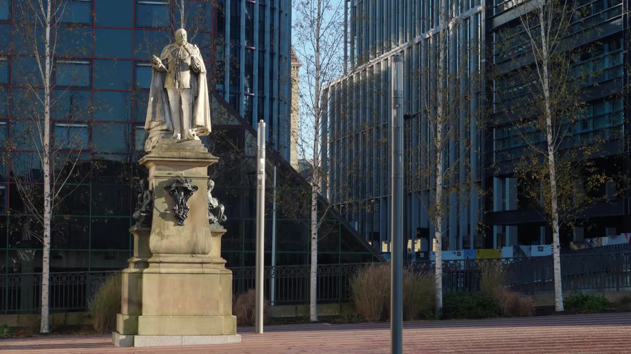 伯明翰百年广场上爱德华七世的雕像。视频下载