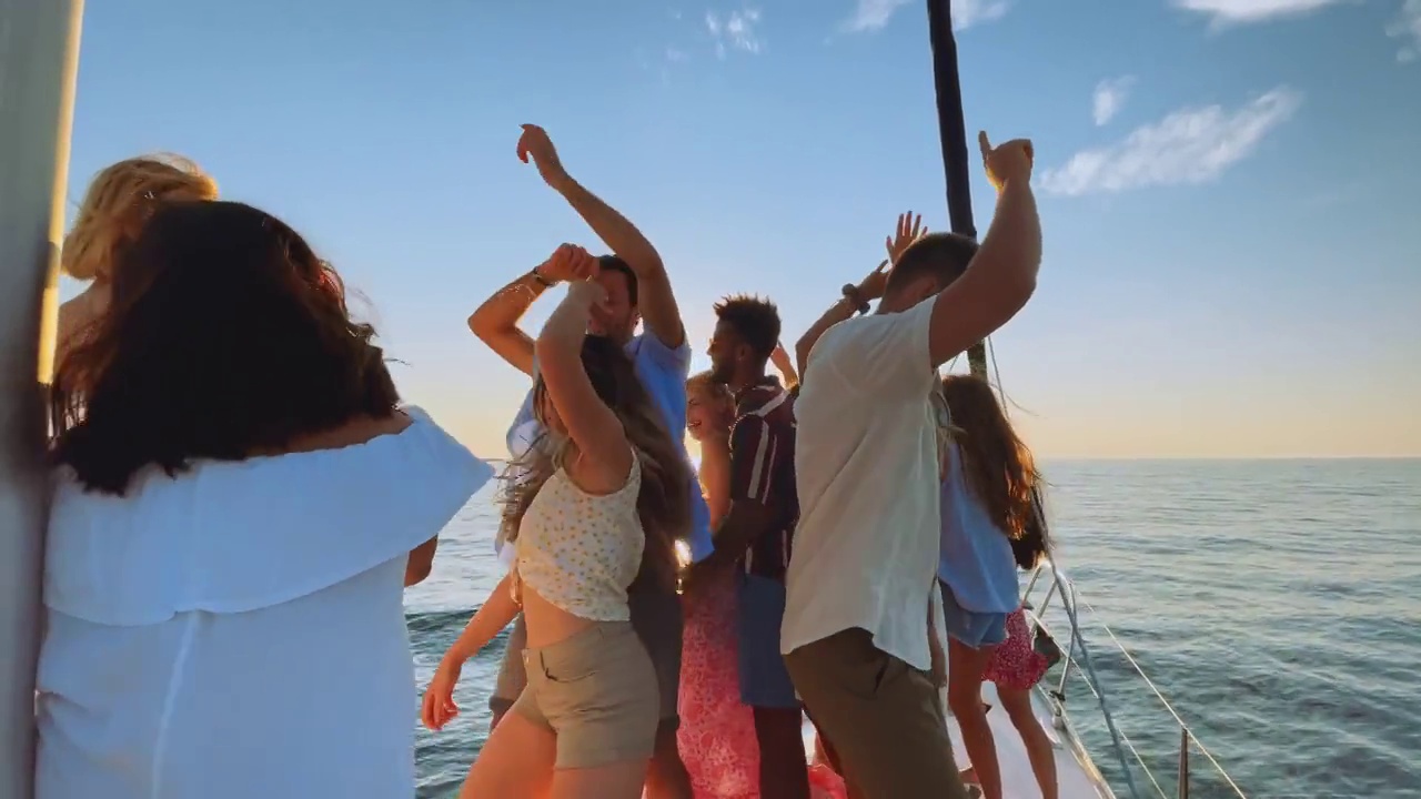 日落时分，一群年轻人在游艇上跳舞视频素材