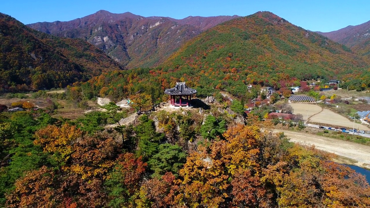 图为韩国庆尚北道尚州市模洞郡玉洞书院、山和村的风景视频下载
