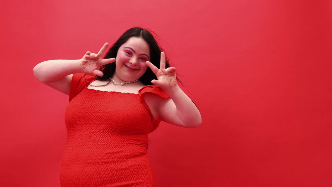 穿着红色连衣裙的快乐女人视频素材