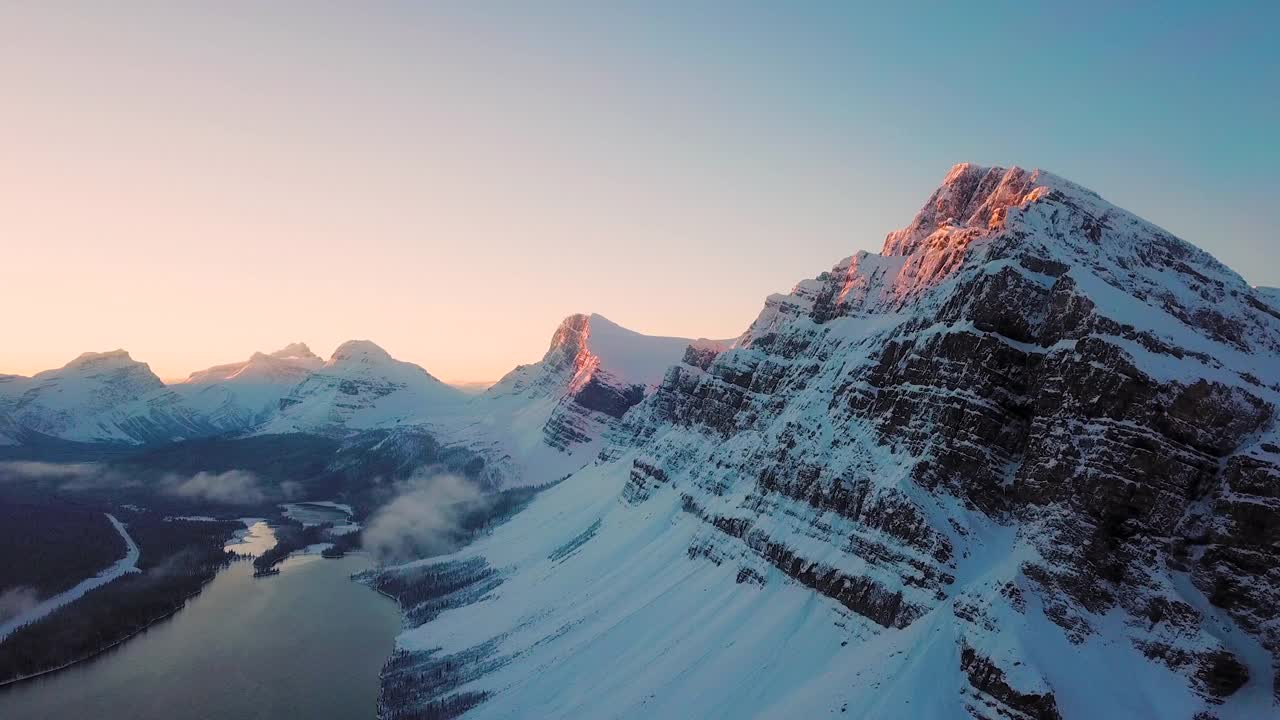 无人机拍摄的积雪覆盖的高山山脊视频下载