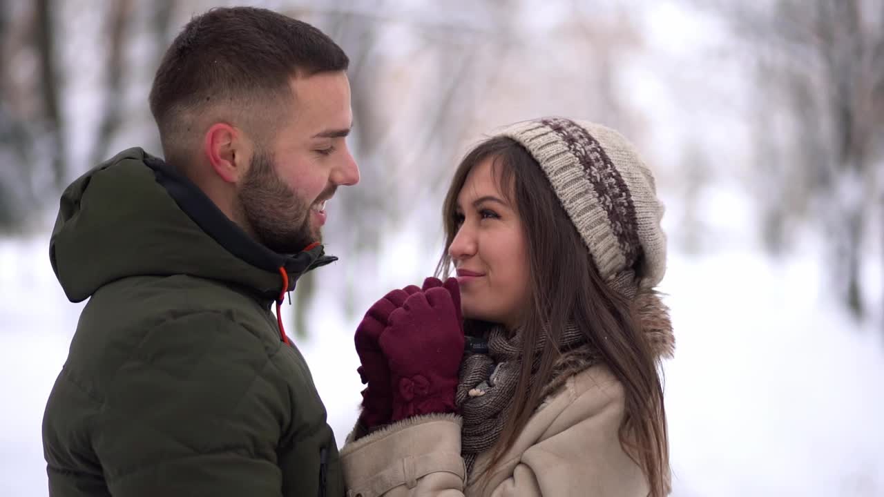 在雪山公园里，男女朋友之间的深情一瞥视频下载