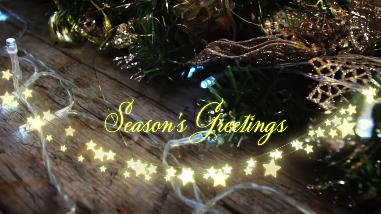 动画的文字，季节的问候，在黄色，串灯和圣诞装饰视频下载