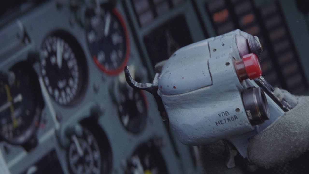 飞行员在油门上戴手套的手的接近角度。俄罗斯米格战斗机或军用飞机或飞机控制面板上的刻度盘。驾驶舱。视频下载