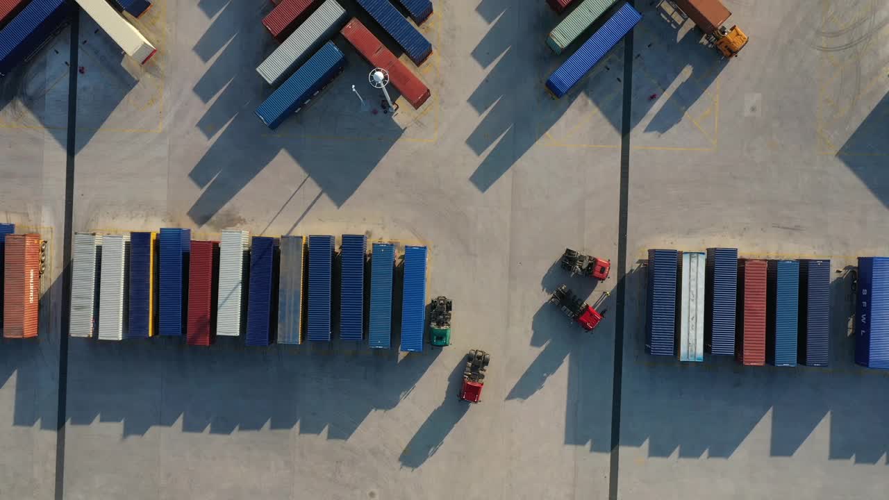 在联运货场排列的卡车拖车的实时/鸟瞰图视频素材