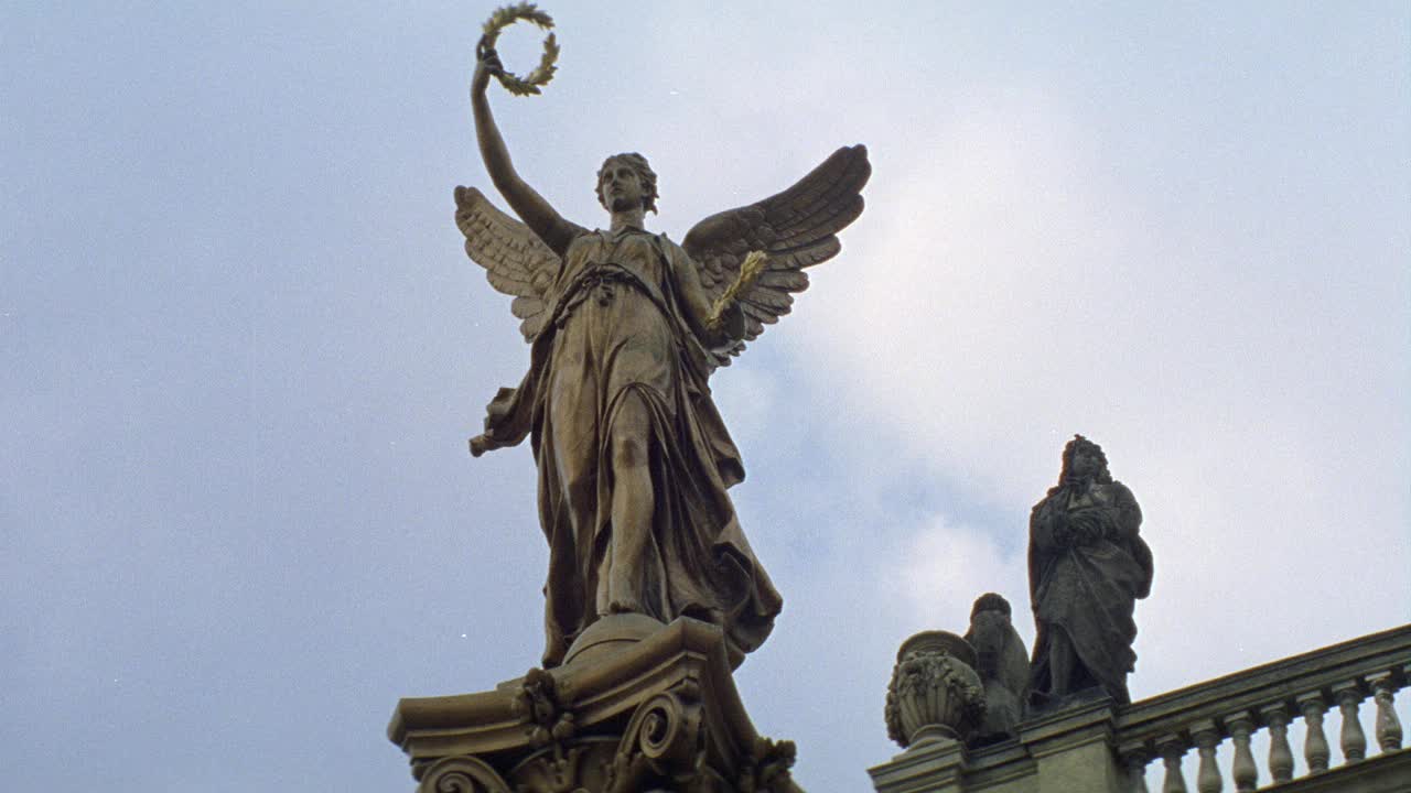 捷克布拉格，高举月桂的天使铜像。其他石像和石栏杆可见在bg。可能是纪念碑的顶端。视频下载