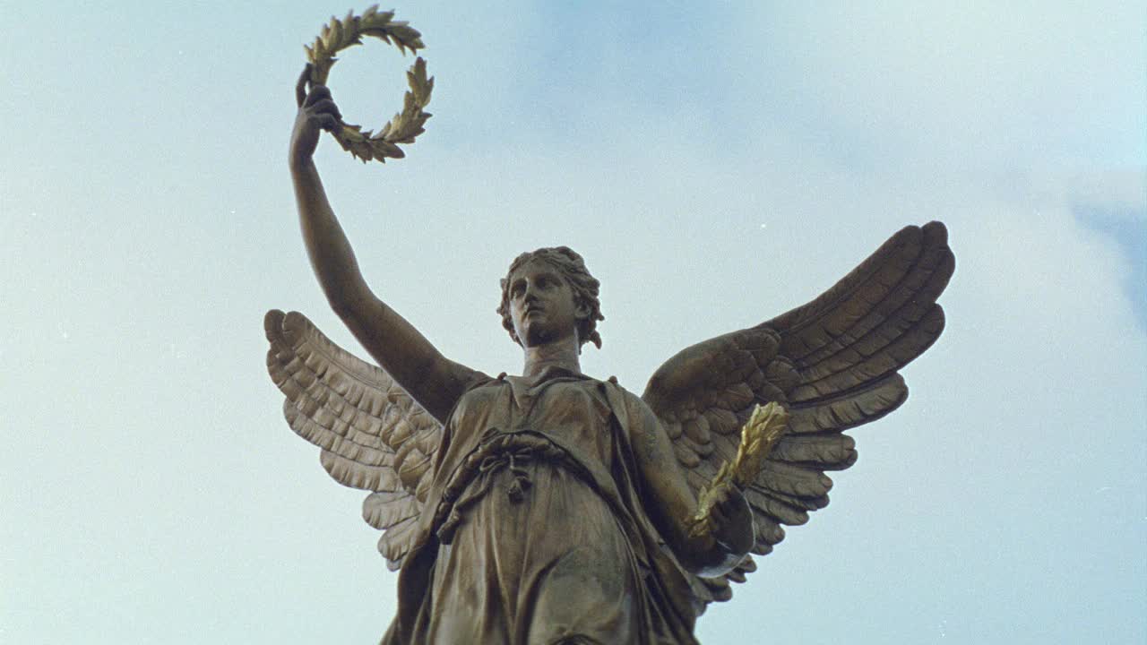 捷克布拉格，高举月桂的天使铜像。可能是纪念碑的顶端。视频下载