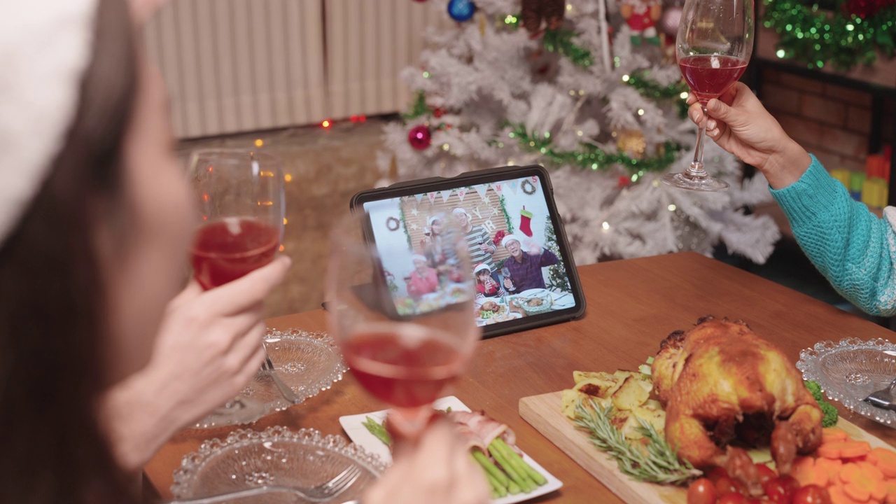 快乐的年轻朋友与多代家庭在虚拟视频电话会议庆祝新年聚会在家里的客厅视频素材