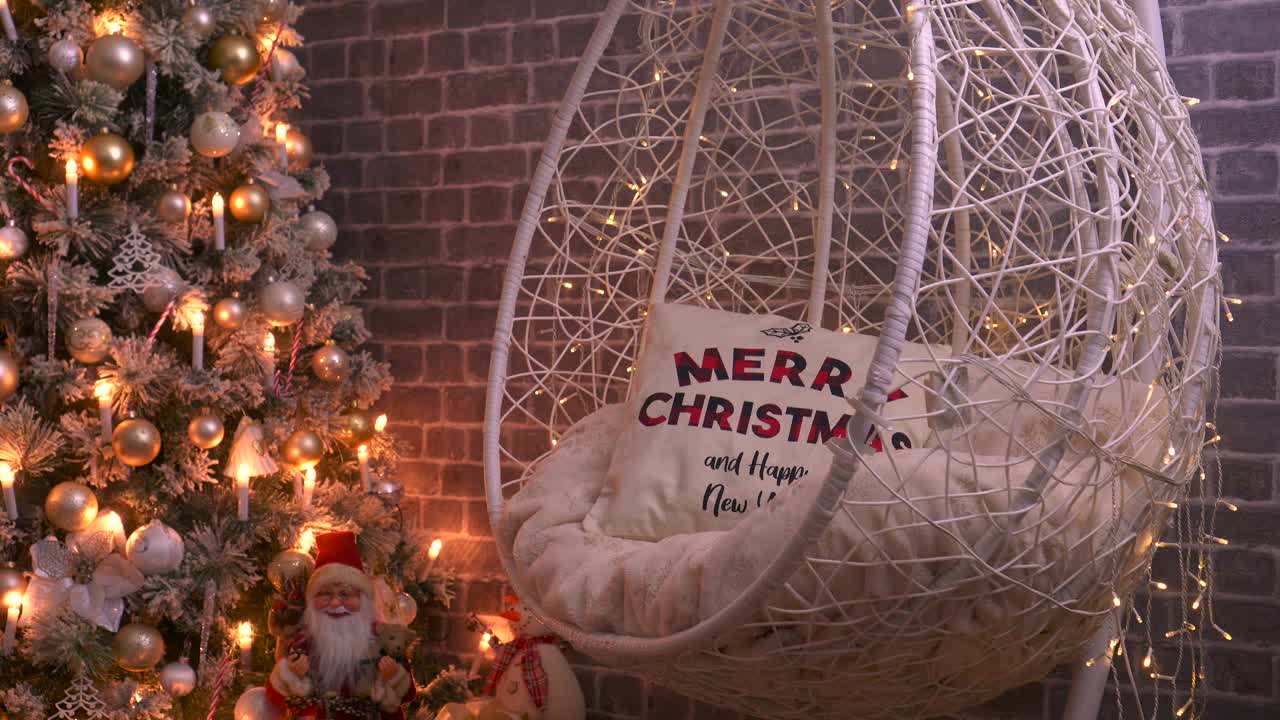 在家壁炉旁装饰的圣诞树视频下载