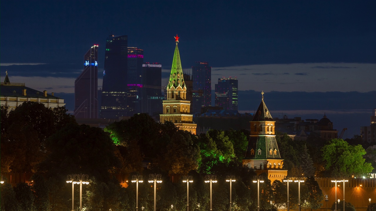 夜光莫斯科著名的克里姆林宫现代城市河畔海湾全景4k时间推移的俄罗斯视频素材