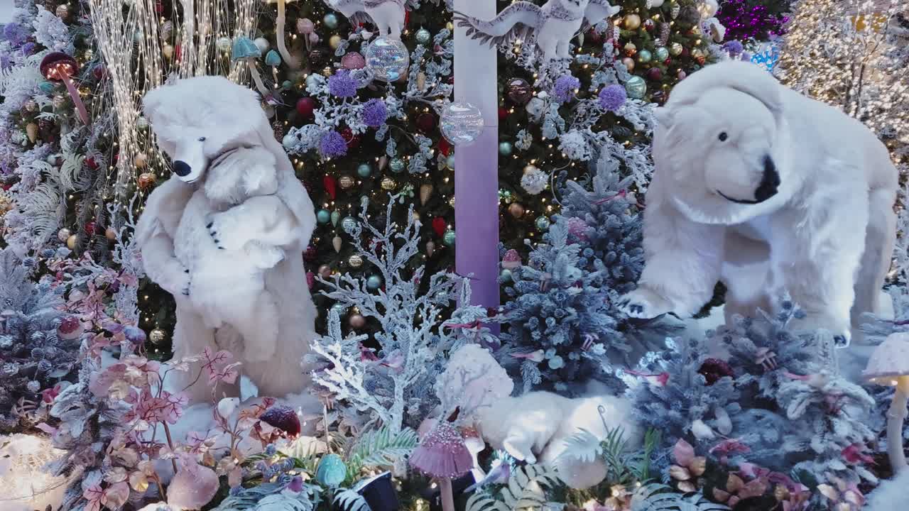 圣诞树上装饰着冬天的花环和照明灯。购物中心里的北极熊家庭玩具。销售,折扣的概念。假期的乐趣。特写镜头。新年前夕视频下载