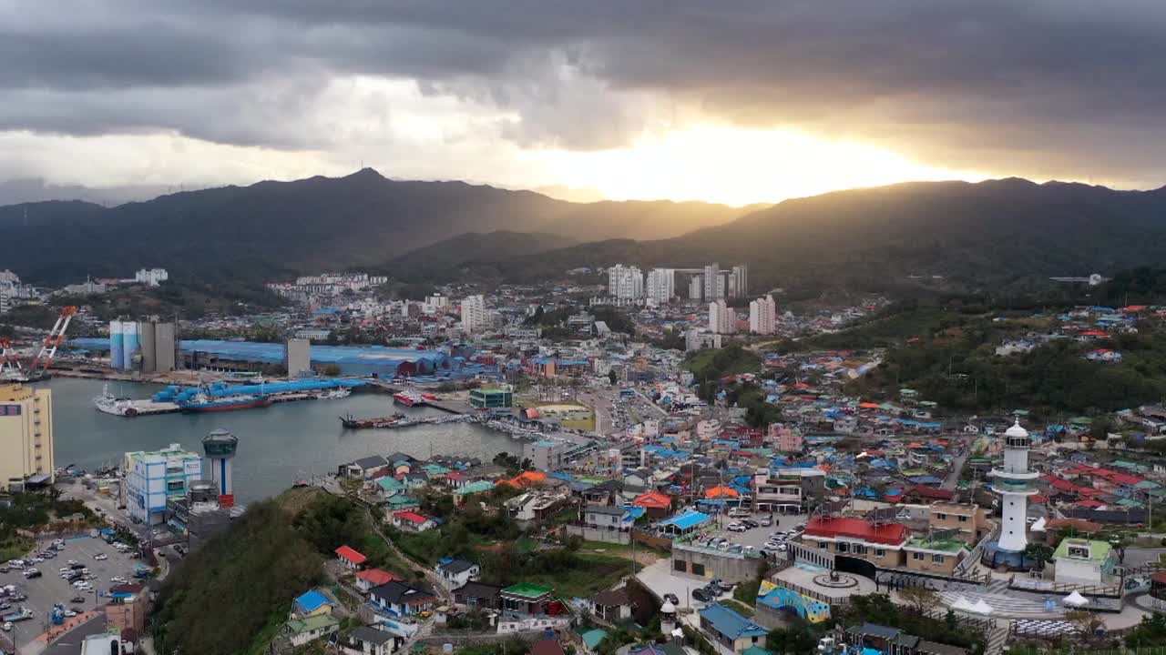 韩国江原道东海市，Mukho灯塔旁的村庄和Mukho风景视频下载